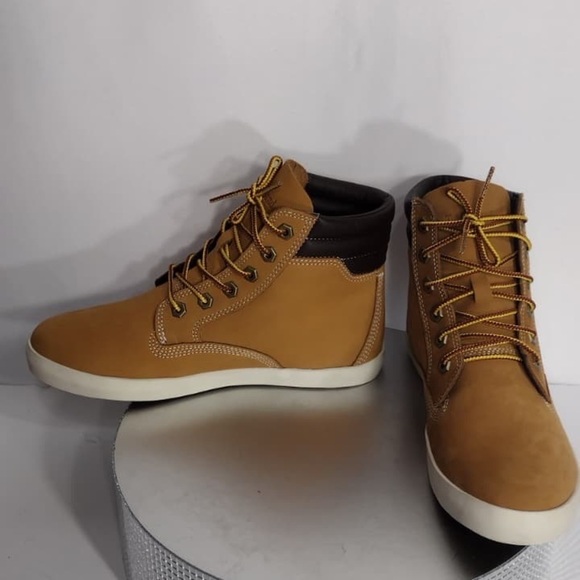 Timberland  Women’s Tan Boots size 8.5 brand new w out box and tags